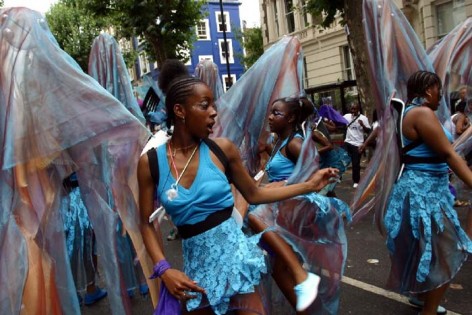 la cultura de la fiesta entra de lleno en la cultura popular y abre un gran campo para la cooperación y el intercambio entre artistas contemporáneos y artesanos. En la foto el grupo de carnaval de Notting Hill South Connections Band de Londres que en 2002 realizó un proyecto de colaboración con un grupo vecinal de carnaval del Raval.