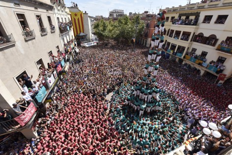 Los Castellers de Vilafranca levantan sus torres humanas a partir de la participación y el esfuerzode cientos de voluntarios. Para ellos la experiencia de ser y vivir Casteller se antepone a otros valores que se puedan generar en la ciudad donde actúan.