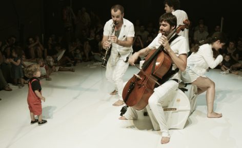 La asistencia y participación de familias con sus bebes a un concierto de música de los Beatles significa una experiencia cultural de gran valor. El proyecto artístico de la compañía La Petita Malumaluga evaluará su resultados artísticos a partir de que esta experiencia aporte el máximo de su potencial artístico, emocional, participativo o educativo a la audiencia. 